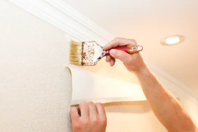 Pose de papier peint à Neschers — revêtements muraux et toiles de verre